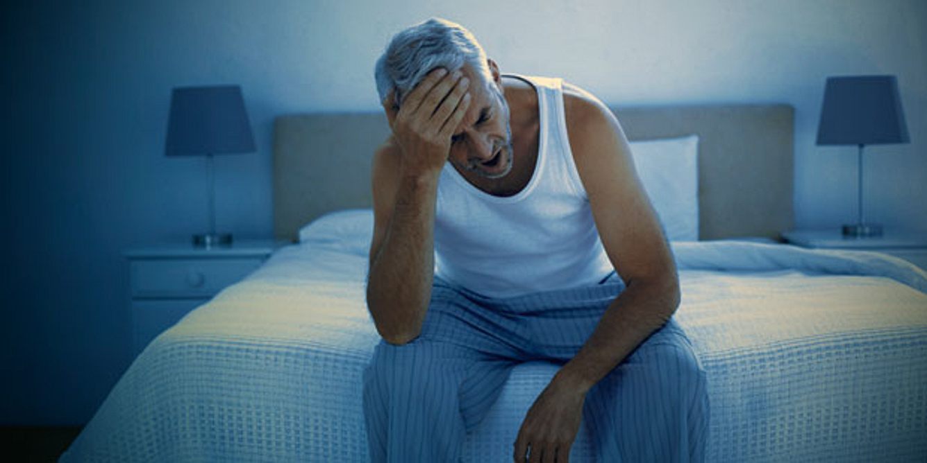 Mann mit Prostata-Problemen: Häufiger Harndrang stört Schlaf und Erholung
