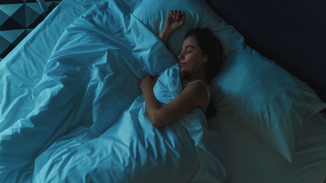 Frau liegt im Bett und schläft - Foto: iStock/DedMityay