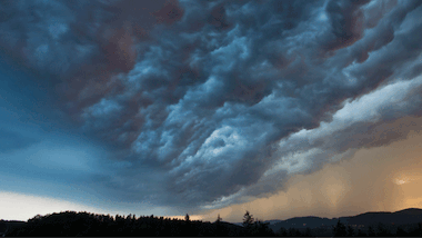 Viele Menschen sind wetterfühlig: Bei Gewitter und schwüler Hitze können Glieder- und Kopfschmerzen auftreten sowie Kreislaufprobleme entstehen
