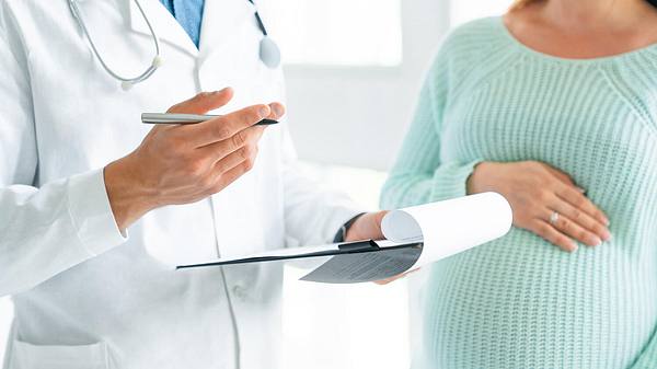 Schwangere Frau spricht mit Arzt - Foto: iStock / Inside Creative House