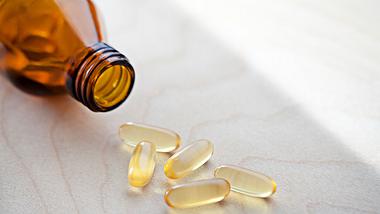 Eine Flasche mit Vitamin-D-Kapseln  - Foto: iStock/juankphoto