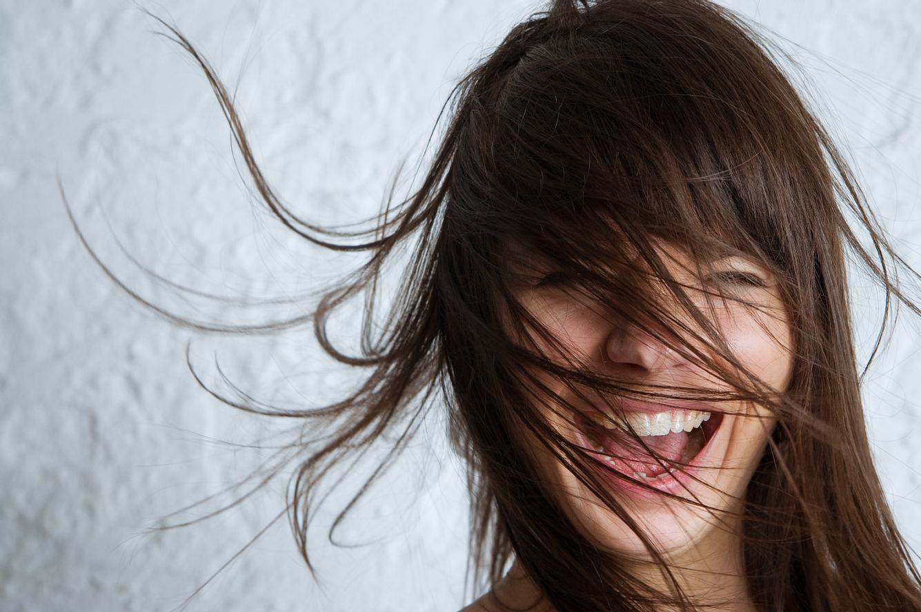 Lachende Frau mit langen Haaren
