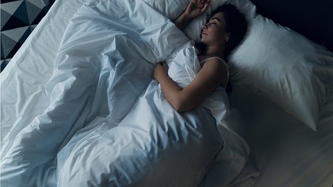Eine Frau, schlafend im Bett - Foto: istock_DedMityay
