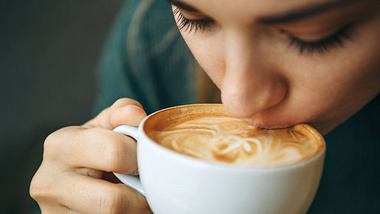 Frau trinkt Kaffee - Foto: iStock/franz12