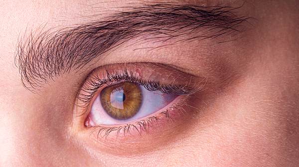 Auge einer Frau mit geschwungenden Wimpern - Foto: iStock/reklamlar