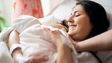 Eine Mutter mit ihrem Baby im Arm kurz nach der Entbindung - Foto: istock_isayildiz