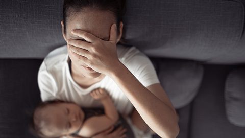 erschöpfte Mutter mit Baby - Foto: iStock/kieferpix