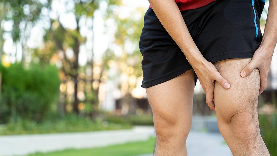 Ein Läufer hält sich seinen Oberschenkel - Foto: iStock/MikeSaran