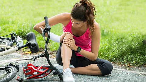 Eine Frau ist beim Radfahren gestürzt - Foto: AndreyPopov/iStock