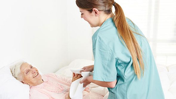Druckgeschwüre entstehen häufig im Pflegeheim - Foto: Fotolia