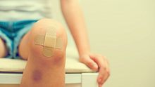 Knie mit Pflaster - Foto: iStock/M-Production