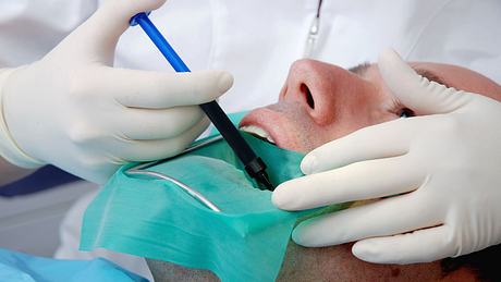 Mann wird vom Zahnarzt behandelt - Foto: istock/maica