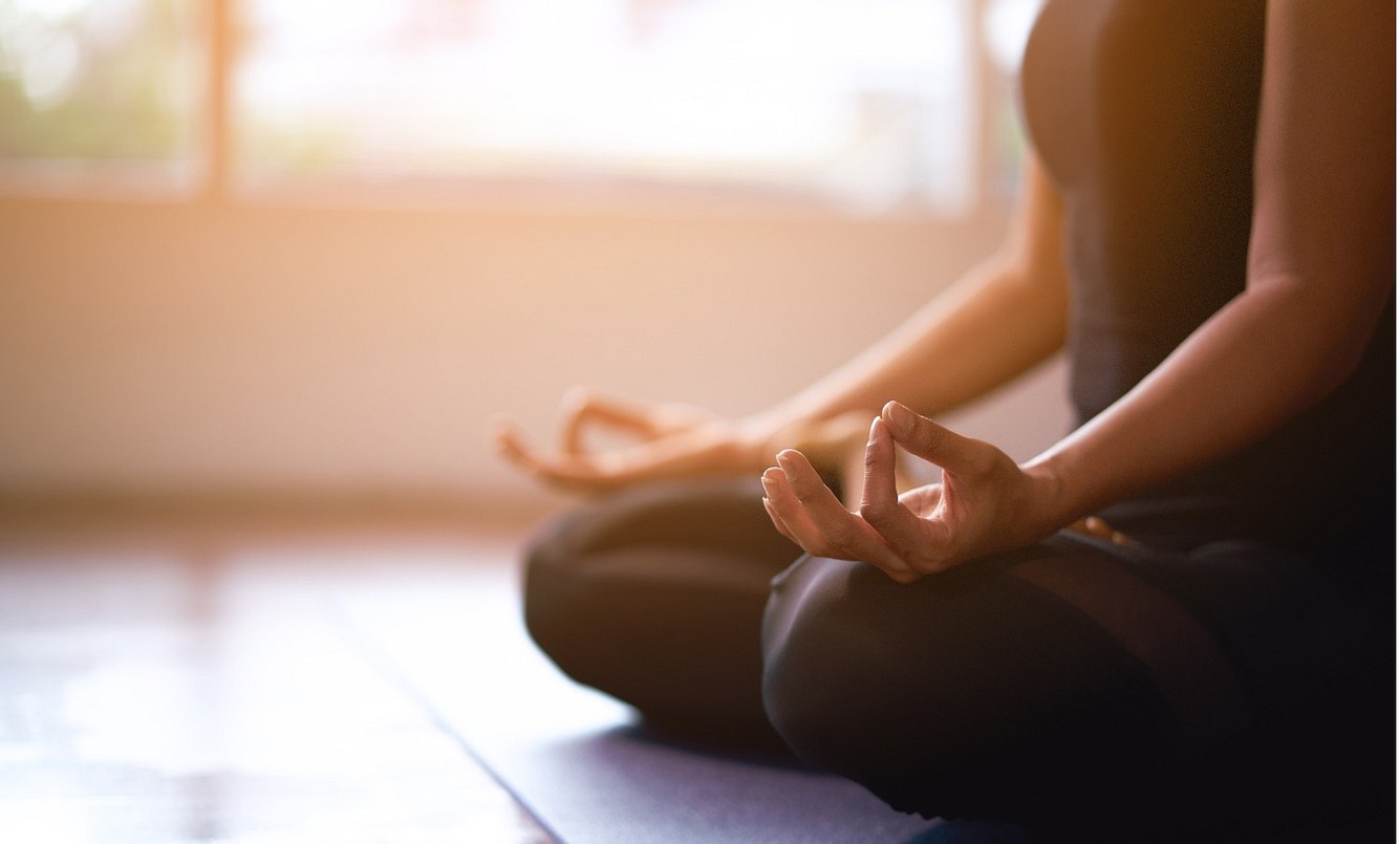 Eine Frau in meditativer Haltung