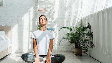 Eine Frau macht Yoga zuhause - Foto: istock_LightFieldStudios
