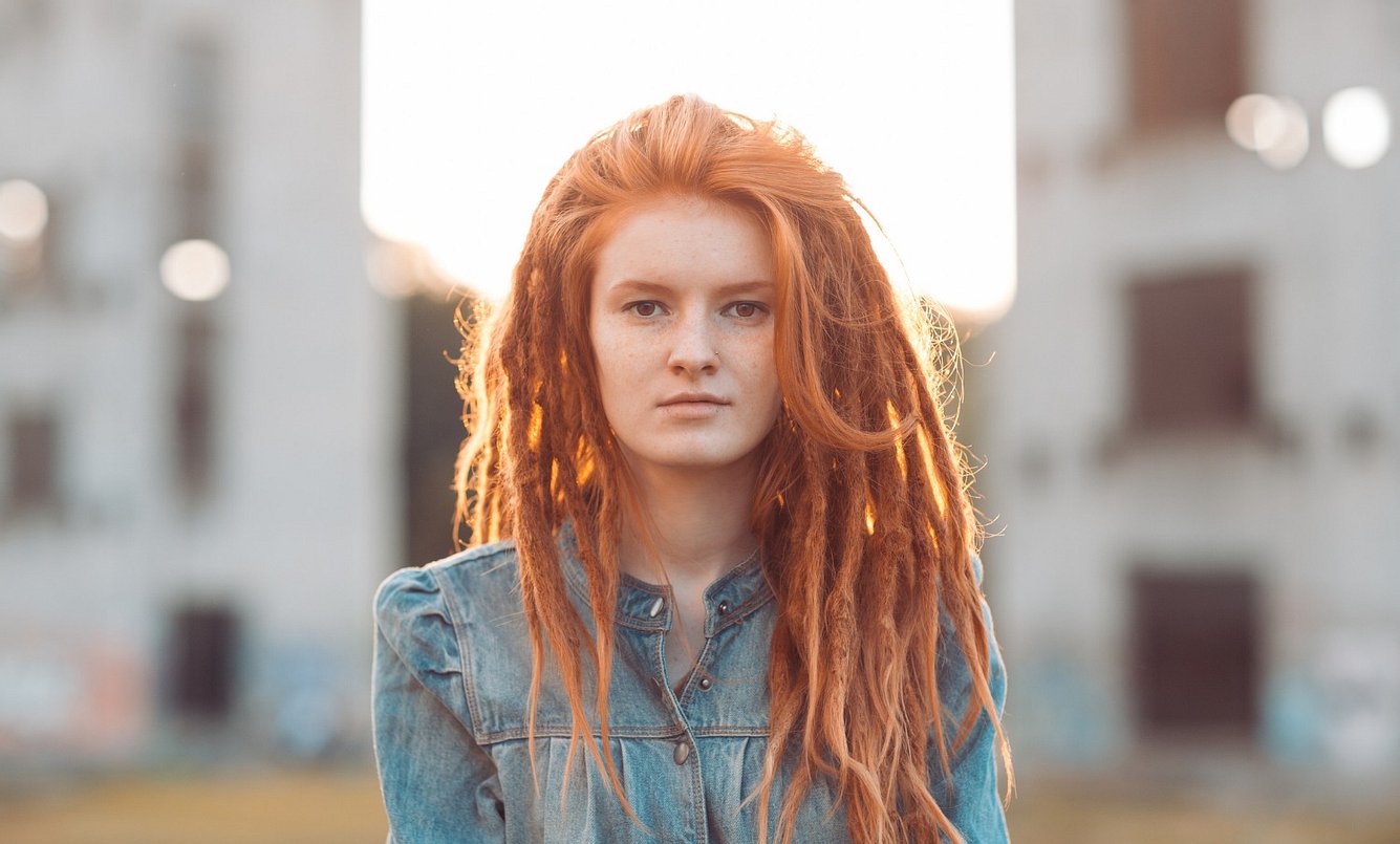 Mädchen mit Dreadlocks