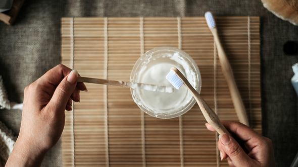 Zahnpasta selber machen mit Kokosöl - Foto: iStock/Marcus Chung 