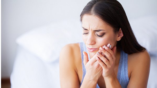 Bei akuten Zahnschmerzen können Hausmittel schnell Linderung bringen. - Foto: iStock/Iurii Maksymiv