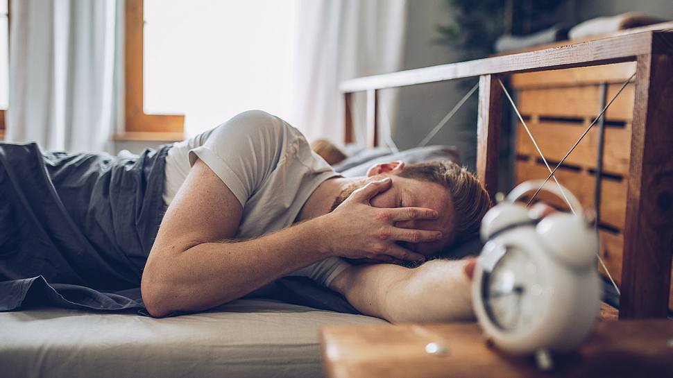 Mann macht seinen Wecker aus - Foto: iStock/South_agency
