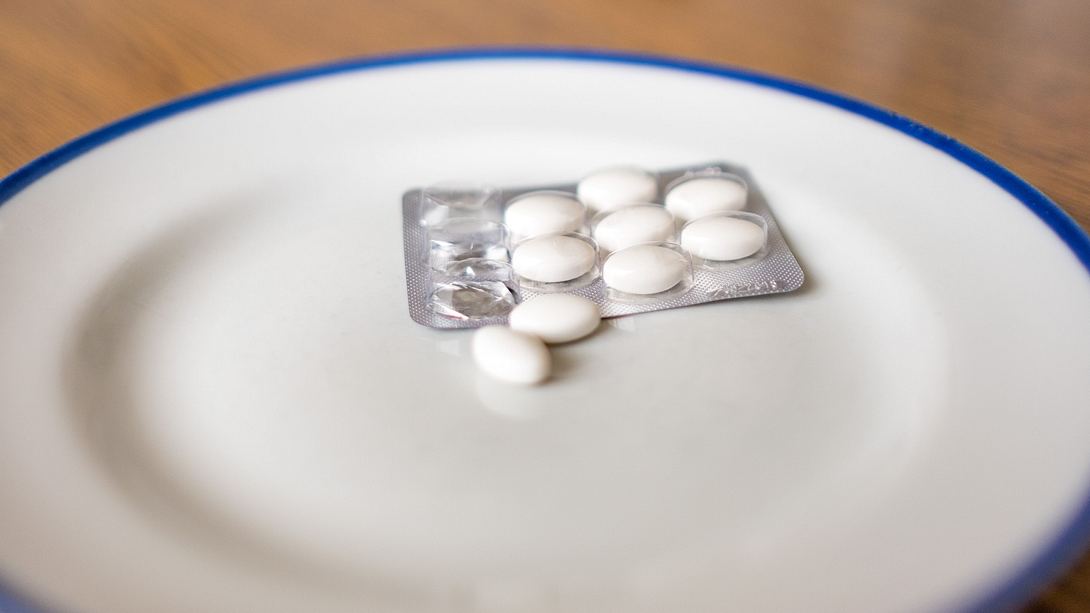 Tabletten-Blister auf einem Teller - Foto: iStock/SirJ_Po