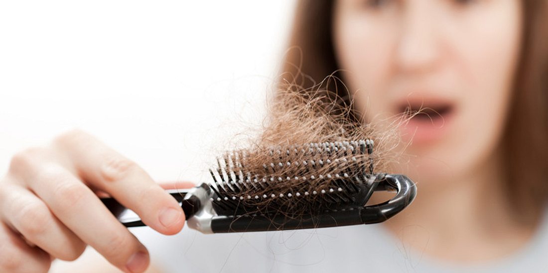 Plötzlicher Haarausfall kann ein erstes Anzeichen für Zinkmangel sein