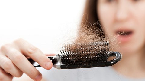 Plötzlicher Haarausfall kann ein erstes Anzeichen für Zinkmangel sein - Foto: Fotolia