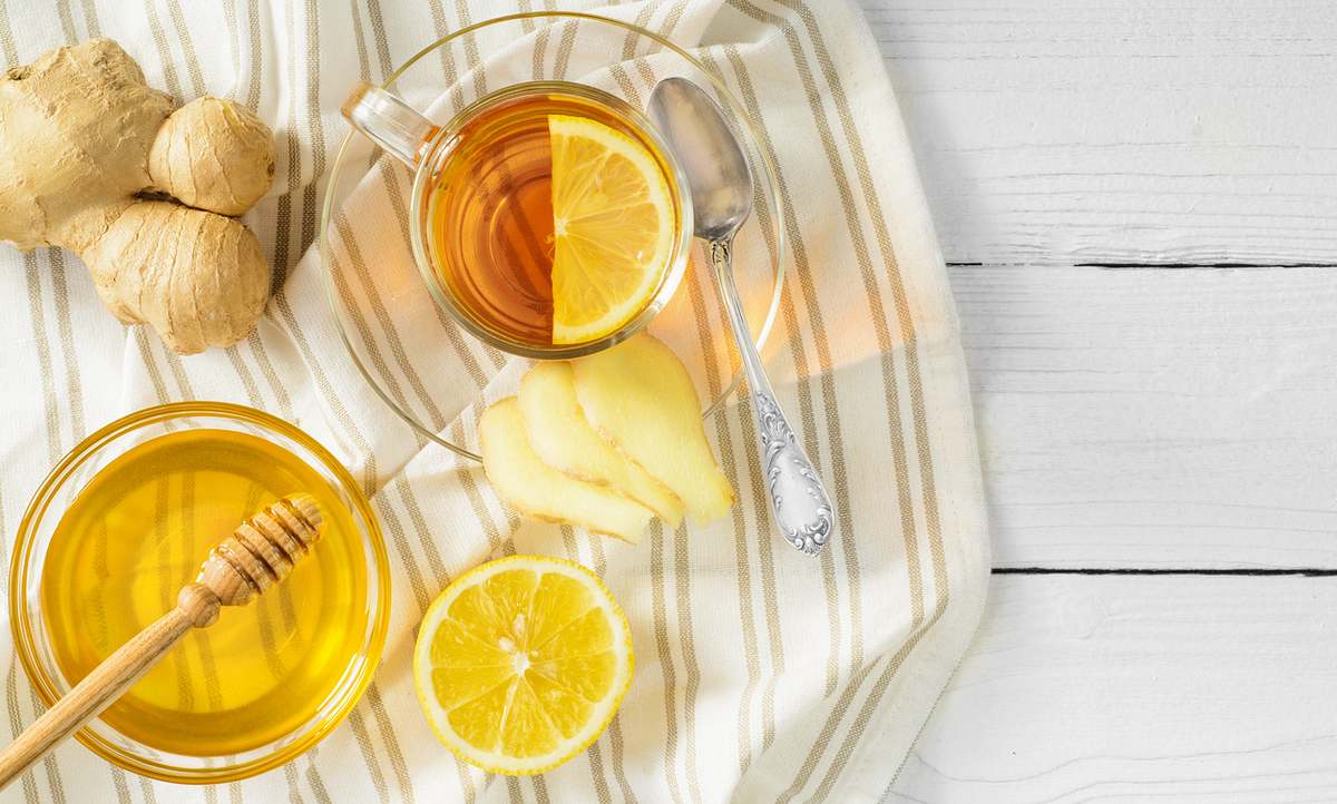 Ingwer, Zitrone und Honig auf einem Tisch