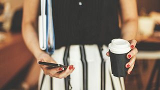 Eine Frau trinkt Kaffee aus einem To-Go-Becher - Foto: iStock/fotostorm