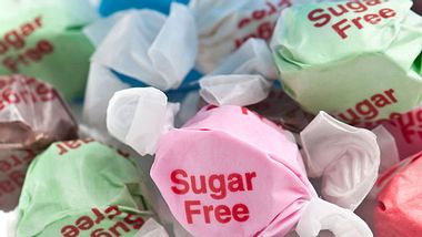 Zuckerfrei heißt nicht ohne Zucker - Foto: iStock/Juanmonino