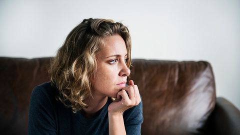 Junge Frau hat Zukunftsangst - Foto: iStock/Rawpixel