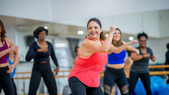 Zumba für Anfänger: Das Tanz-Workout für alle - Foto: iStock / FatCamera