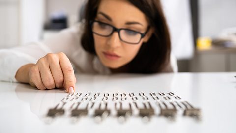 Eine Frau ordnet Büroklammern - Foto: iStock/AndreyPopov