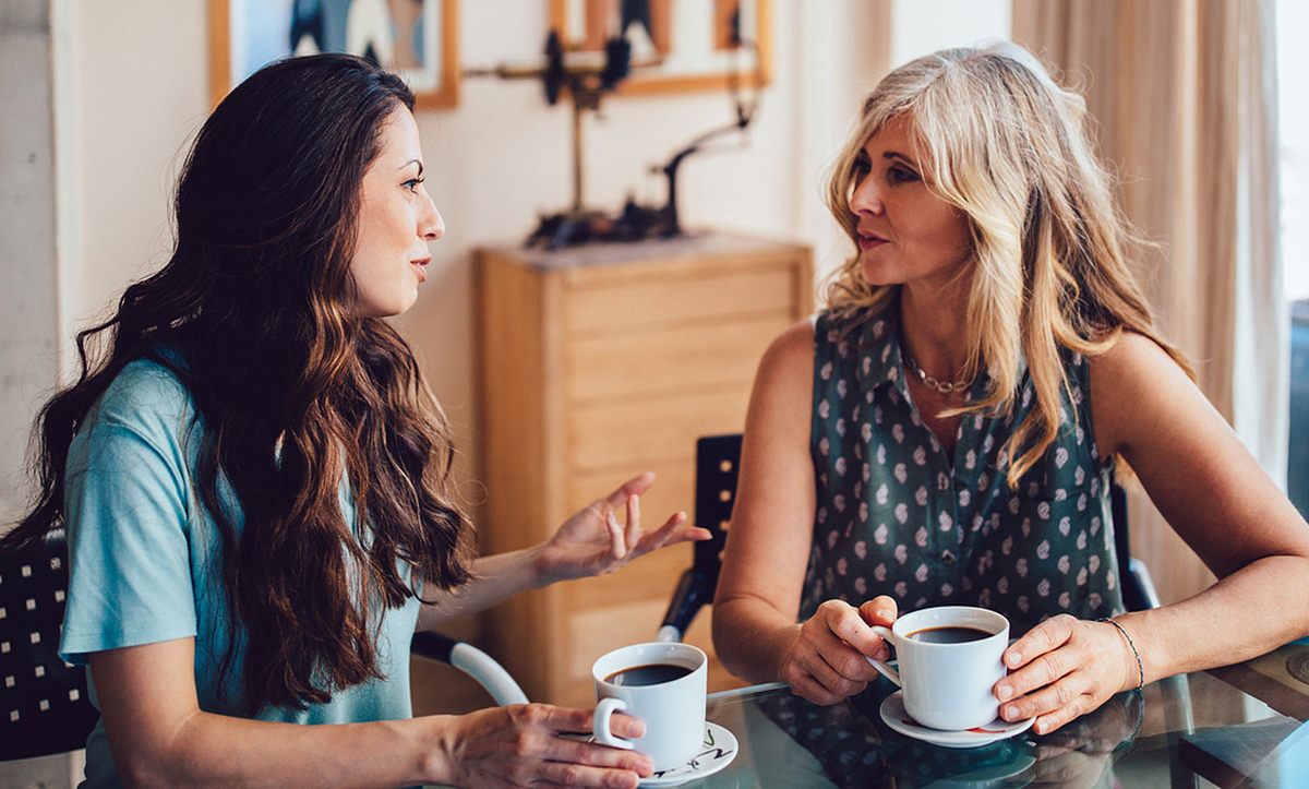 Zwei Frauen im Gespräch in einem Café
