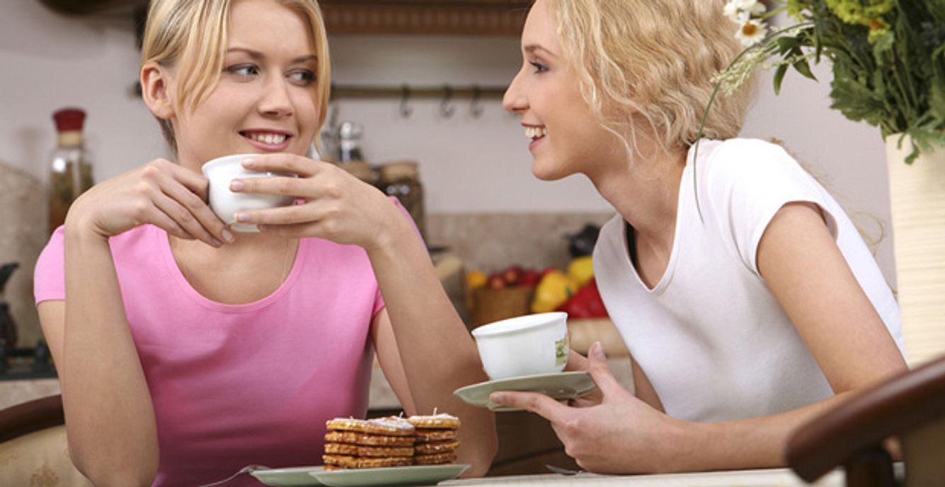 Zwei Freundinnen trinken Kaffee und plaudern