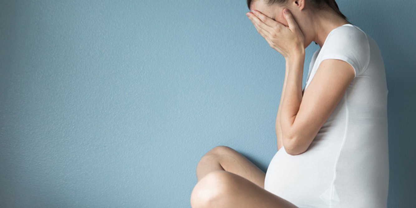 Eine Mutter ist schockiert, sie hat ihr Kind mit Zytomegalie angesteckt
